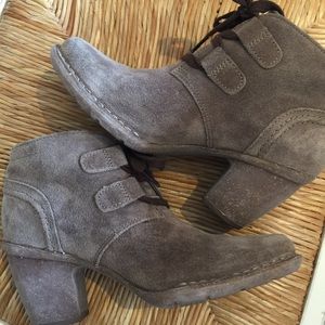 Clark’s suede booties EUC